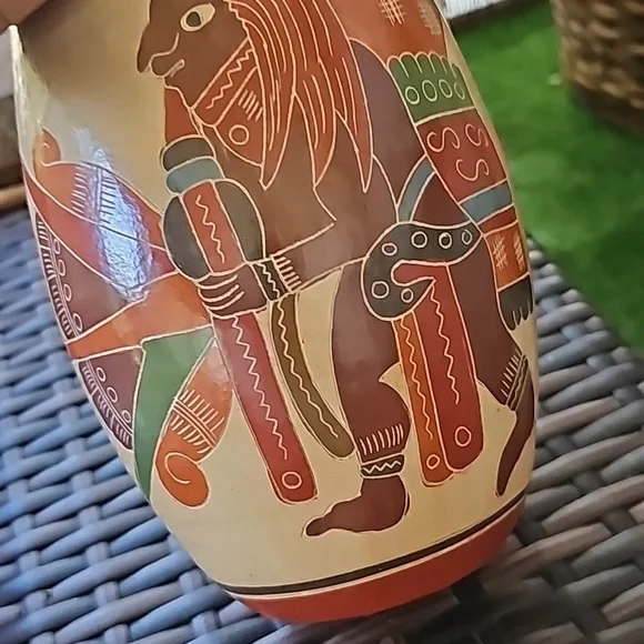Vintage CENTRAL AMERICAN ART POTTERY VASE w/Etched Polychromatic Natives - Picture 6 of 9